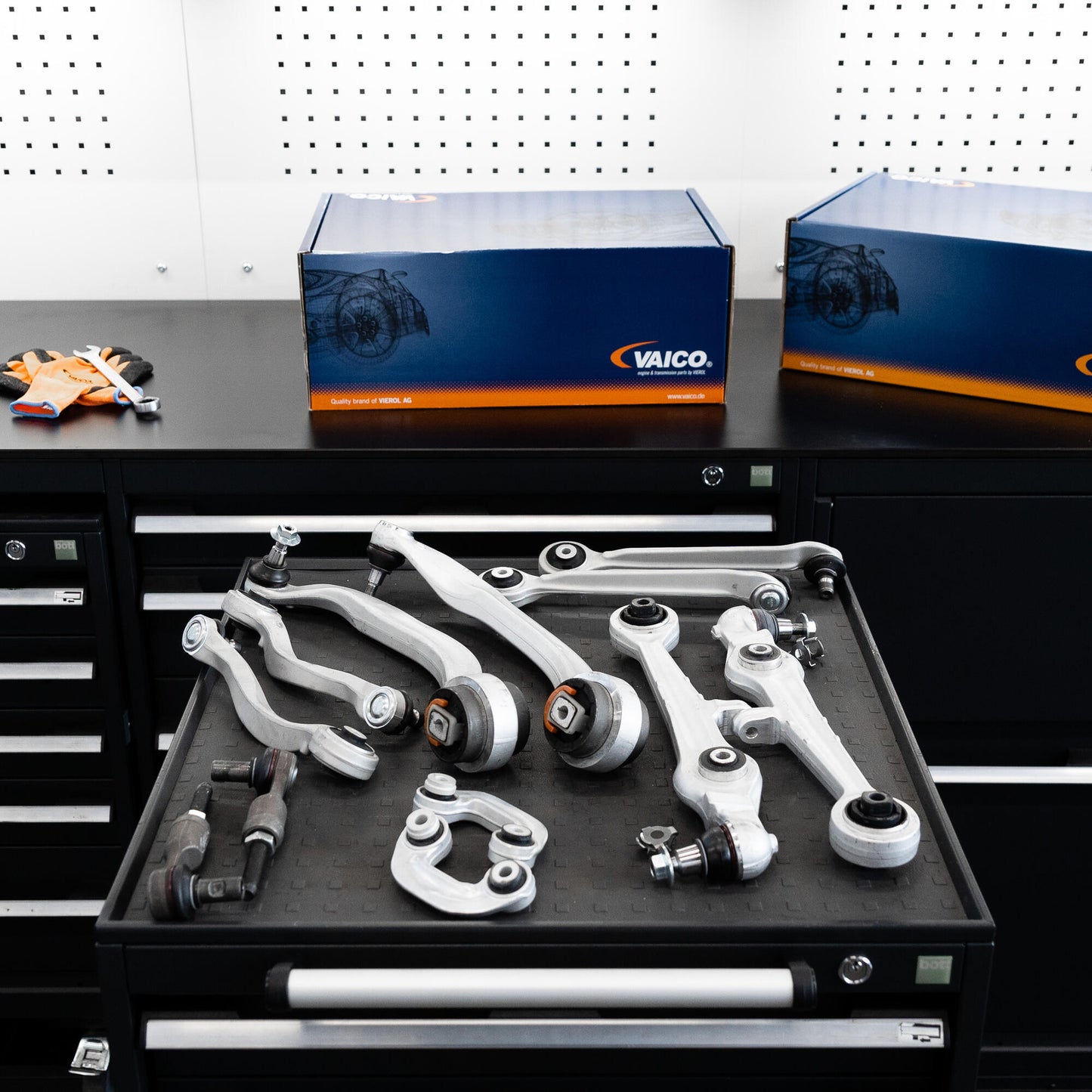 VAICO Control/Trailing Arm Kit, wheel suspensi V10-3952